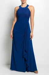 Vestido largo de fiesta color azul, con escote halter de encaje, corte imperio y falda con drapeado lateral.