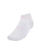 Medias deportivas blancas de corte bajo con logo Under Armour en rosa y dos rayas horizontales rosas en el tobillo.
