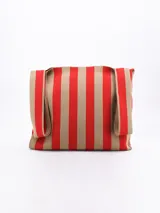 Bolso tote de rayas en colores rojo y beige, con asas largas para llevar al hombro.