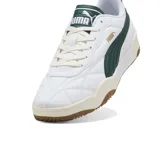 Championes Puma Tifosi blancos con detalles en verde oscuro y suela color caramelo.