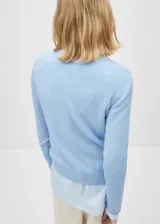 Sweater lila de cashmere con cuello redondo y mangas largas.