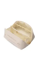 Neceser color beige de símil cuero con cierre sesgado, asa y compartimentos internos.