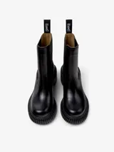 Bota de media caña color negro, confeccionada en piel vacuna, con elástico lateral, tirador trasero, suela XL EXTRALIGHT de EVA y tacón de 7 cm.