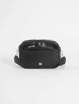 Cartera de hombro negra de cuero vegano, con múltiples cierres metálicos plateados y correa ajustable.