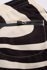 Short de baño con estampado abstracto en blanco y negro, con cintura elástica ajustable, dos bolsillos laterales y uno trasero con cierre, suspensor de malla fina hipoalergénico y protección UV 50.