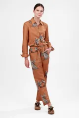 Camisa color almendra con estampado de leopardos alados, lunas y constelaciones.