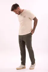 Pantalón de jogging color beige, de corte recto y tiro medio, con cintura elástica ajustable con cordón.