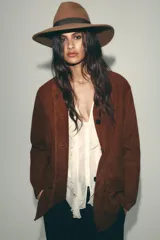 Sombrero marrón de ala ancha confeccionado en lana, con cinta de contraste color marrón oscuro.