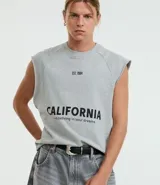 Musculosa gris de algodón con estampa con la palabra "California" en el frente.