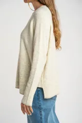 Sweater color marrón claro de tejido de punto, con cuello redondo y mangas largas.