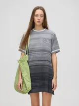 Vestido corto de punto con corte básico, cuello redondo y puños a rayas en color contrastante.