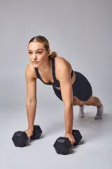 Top deportivo color borgoña con espalda tipo nadadora.