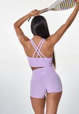 Conjunto deportivo lila compuesto por un top con breteles finos y un short de calce ajustado.