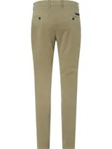 Pantalón chino de corte slim color verde, confeccionado en mezcla de algodón con elastano, presenta diseño de 4 bolsillos y trabilla para cinturón.