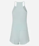 Conjunto de pijama femenino compuesto por una musculosa con escote en U, breteles finos y short liso con cintura elástica. La musculosa presenta un estampado de mini mariposas bordadas.