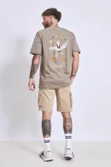 Remera blanca de algodón con cuello redondo y logo pequeño estampado en el pecho.