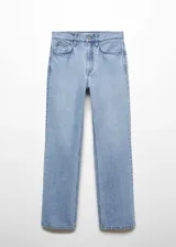 Pantalón de jean celeste de corte recto, tiro medio, con cinco bolsillos, trabillas y cierre de cremallera y botón.
