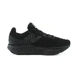 Championes deportivos New Balance color negro, con logo gris en el lateral y suela con tecnología Fresh Foam.