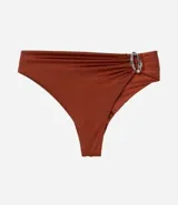 Conjunto de bikini color ladrillo, compuesto por un corpiño con breteles finos y detalle de adorno metálico en el centro, y una bombacha tipo hot pants con adorno metálico lateral.