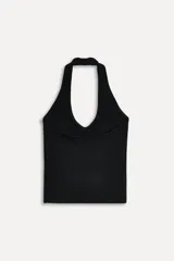Top negro de cuello halter confeccionado en tejido elástico.