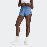 Short deportivo New Balance RC color celeste, con cintura elástica y cordón ajustable. Cuenta con tecnología NB DRY de secado rápido, malla interior sin costuras, bolsillo trasero con cremallera y detalles reflectantes.