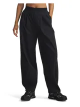 Pantalón negro de tejido técnico, corte ancho, con cintura elástica y pliegues frontales.