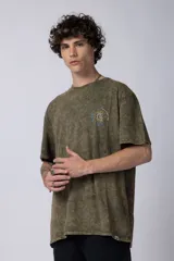 Remera de hombre color gris oscuro con efecto gastado (snow wash), corte semi-oversize y un pequeño estampado circular en el pecho que simula una obra de arte.