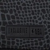 Canguro negro con textura de piel de serpiente, logo de los Chicago Bulls bordado en el pecho y letras "Bulls" estampadas en la manga.