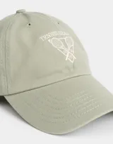 Gorra color verde oliva de gabardina con bordado frontal de raquetas de tenis y texto "Tennis Spa".