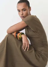 Vestido midi color verde oliva, de manga corta con escote en V y drapeado lateral.