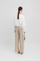 Sudadera cropped color blanco, de rizo, con mangas largas y detalle de flecos en mangas y canesú.