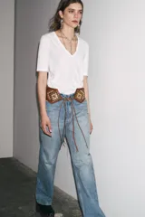 Camiseta color beige de lino con cuello en V y mangas cortas.
