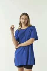 Vestido corto azul eléctrico, de corte holgado y mangas cortas.