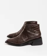 Botas cortas de cuero color marrón con cierre lateral, taco de madera de 5cm y suela de caucho.