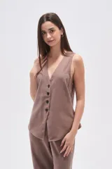 Chaleco sin mangas de viscosa color marrón topo, con escote en V profundo y cierre frontal de botones oscuros.
