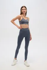 Calza larga color marrón, de tiro alto y corte ajustado.