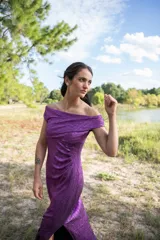 Vestido sin mangas color púrpura, con tablas en los laterales para un ajuste delicado.