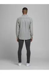 Camisa de denim gris de manga larga, con cuello clásico, cierre frontal con botones a presión y dos bolsillos con solapa abotonada en el pecho.