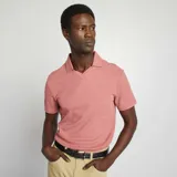 Remera rosa de piqué con cuello polo en V y mangas cortas.