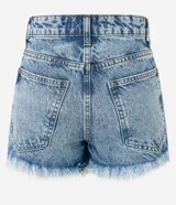 Short de jeans de mujer, modelo slim fit, color celeste claro con efecto desgastado y terminación deshilachada en el ruedo. Presenta tiro alto, trabillas para cinturón y cierre frontal tradicional.