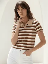 Remera tejida a rayas horizontales en color celeste, blanco y marrón, con cuello polo marrón y mangas cortas.