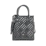 Cartera tipo shopper color negro, confeccionada en símil cuero con diseño acolchado. Tiene doble asa corta y correa larga regulable extraíble. El acceso es con cierre y cuenta con un bolsillo interno con cierre y otro abierto.