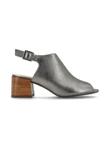 Sandalia peep toe color blanco hueso, confeccionada en cuero, con taco de madera y hebilla metálica.