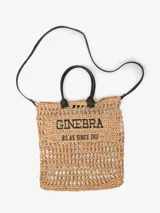 Bolso de red color beige con estructura flexible, asas cortas reforzadas en cuero sintético negro y correa larga al hombro de cuero sintético negro. Tiene el logo de la marca estampado en negro.