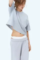Remera celeste de corte cuadrado, cuello redondo y mangas cortas anchas.