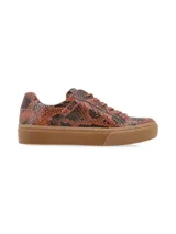 Sneaker de cuero vacuno con estampado de camuflaje y suela marrón.