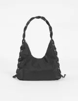 Cartera de hombro negra de poliéster con asa trenzada y cordones laterales.