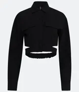 Camisa cropped negra de viscosa con cuello camisero, manga larga con puños abotonados, bolsillos de parche en el pecho, cierre frontal con botones ocultos, recortes laterales y elástico en la espalda.
