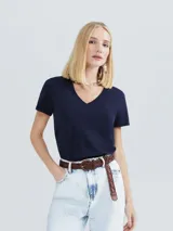 Remera gris de corte clásico, con cuello en V y mangas cortas.