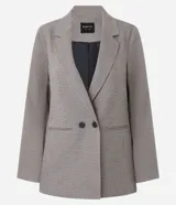 Blazer de sastre alargado, cruzado con doble botón, de manga larga y cuello solapa. Presenta un estampado de cuadros pata de gallo (pied de poule) en tonos marrones y beige.